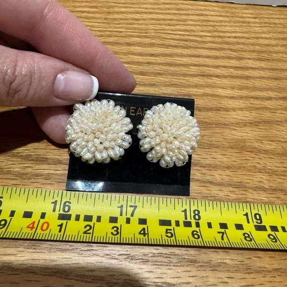 Vintage faux pearl-bead Floral clip on Earrings - Picture 4 of 5